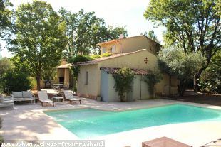 vakantiehuis in Frankrijk te huur: Villa Les Oliviers is een villa centraal gelegen tussen vele wijngaarden en dicht bij gezellige kleine dorpjes. 