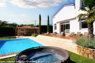 Vakantiehuis: Villa Diablotins is een prachtige 8-persoonsvilla met verwarmd zwembad en jacuzzi gelegen in een rustige wijk vlakbij het centrum van Lorgues.