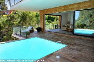 vakantiehuis aan de Cote d'Azur te huur: Villa La vue de Trayas is een schitterende, moderne villa voor 6 personen met privé zwembad en zeezicht! 