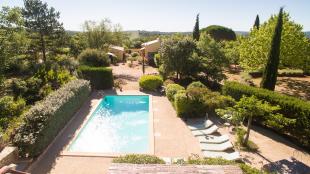 Vakantiehuis: Comfortabele villa voor 8 personen met privezwembad op schaduwrijk terrein en overdekte terrassen