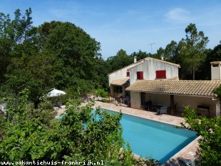 vakantiehuis in Frankrijk te huur: Mooi vakantiehuis met groot zwembad aan de rand van de Provence 
