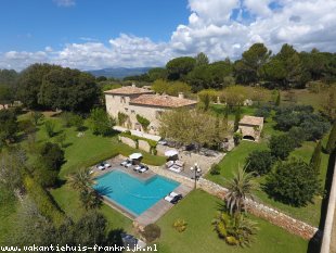 Villa in Frankrijk te huur: Bastide la Cléola is een landelijk gelegen, prachtig gerestaureerde 'en pierre' Bastide met privé verwarmd zwembad geschikt voor grote gezelschappen. 