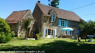 Vakantiehuis: Geheel vrijstaand L-vormig vakantiehuis centraal in de Dordogne. Max. 4 personen. Honden zijn welkom