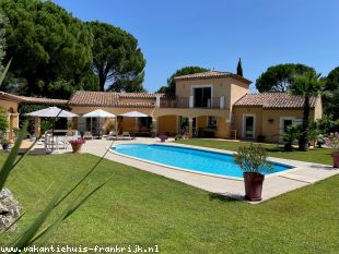 Villa in Frankrijk te huur: Villa Stephanie is een ruim opgezette 8-persoons in Vidauban met een fraai aangelegde tuin en een verwarmd privézwembad. 