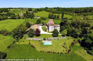 Kasteel in Frankrijk te huur: Kasteel met zwembad en parktuin op de grens van Lot-et-Garonne en Dordorgne 