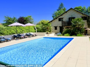 Villa in Frankrijk te huur: Luxury villa with large, heated pool, extensive facilties for all ages, bikes, pool table, Chateau Vigiers 8km with golf and Michelin star restraurant 