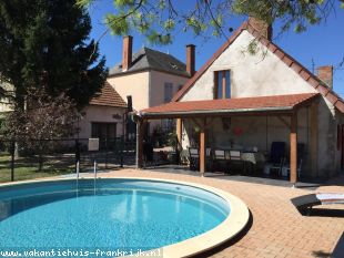 Huis in Frankrijk te koop: Boucé -  Drie authentieke, verbouwde huizen op perceel van 1400 m2 met vrij uitzicht en zwembad. ** IN PRIJS VERLAAGD ** 