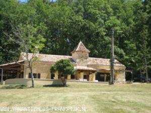 Vakantiehuis: Luxe oud gerenoveerd boerderijtje met karakter met veel privacy op loopafstand van dorpje te huur voor uw vakantie in Dordogne (Frankrijk).