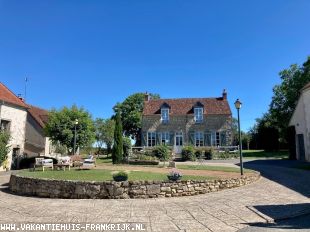 Vakantiehuis: Te huur: Vakantievilla*** met geweldig uitzicht en zwembad, in de Bourgogne (Nièvre). te huur in Nievre (Frankrijk)