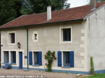Gezellig ruim vakantiehuis aan stromend beekje met tuin 3.000m2, in klein dropje in vallei, midden tussen de bossen.