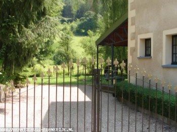 Gezellig ruim vakantiehuis aan stromend beekje met tuin 3.000m2, in klein dorpje in een vallei, midden tussen de bossen.