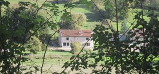 Huis op afstand (vanaf de heuvel voor het huis)
