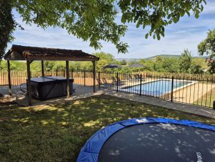 Jacuzzi en zwembad vanaf trampoline