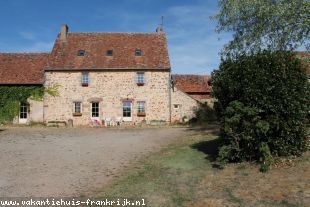 Huis in Frankrijk te koop: Couzon – Prachtige woonboerderij met diverse schuren en bijgebouwen op bijna 3 hectare grond.  ** Onder bod ** 