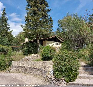 Vakantiehuis: Dubbele vakantiebungalow voor zes personen met  drie slaapkamers,  twee badkamers en met een uniek uitzicht vanaf de terrassen op de Ardèche.