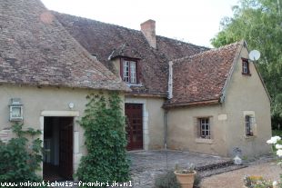 Huis in Frankrijk te koop: Le Veurdre – Prachtig landhuis met tweede woning, onderdeel van een oud kasteel met 3,4 hectare grond. 