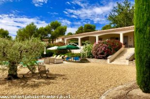 Huis voor grote groepen in Provence Alpes Cote d'Azur Frankrijk te huur: Luxe vrijstaande gelijkvloerse 2-8 pers. villa met verwarmd privé zwembad, airco + zeer grote tuin op fraai Domaine met tennisbaan 