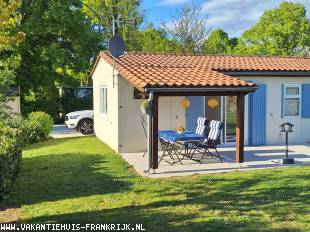 Vakantiehuis op Village Le Chat met groot zwembad en tennisbanen op het park en naast het park een 18 holes golfbaan.