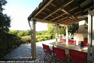 Vakantiehuis: Sfeervolle vrijstaande bungalow met adembenemend uitzicht vanaf het zonnige terras te huur in Gard (Frankrijk)