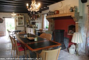Vakantiehuis: Le Veurdre – Gezellige woonboerderij van 120 m2 met twee grote schuren en +/-  1,9 hectare grond. te koop in Allier (Frankrijk)