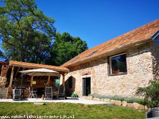 Huis voor grote groepen in Auvergne Frankrijk te huur: Landelijk gelegen luxe vakantiehuis (8pers) met aangrenzende gite (4pers) 