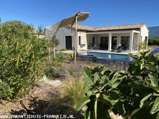Vakantiehuis: Prachtig nieuw duurzaam vakantiehuis met zwembad in de Provence.