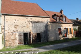Huis in Frankrijk te koop: Pouzy Mesangy -  Woonhuisje met grote schuur en apart schuurtje. ** in prijs gedaald ** 