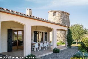 Deze moderne, smaakvol en gezellig ingerichte villa ligt aan de rand van een sfeervol dorpje aan een doodlopende weg.