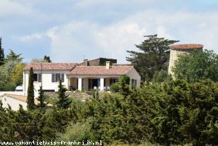 Vakantiehuis: Deze moderne, smaakvol en gezellig ingerichte villa ligt aan de rand van een sfeervol dorpje aan een doodlopende weg. te huur in Aude (Frankrijk)