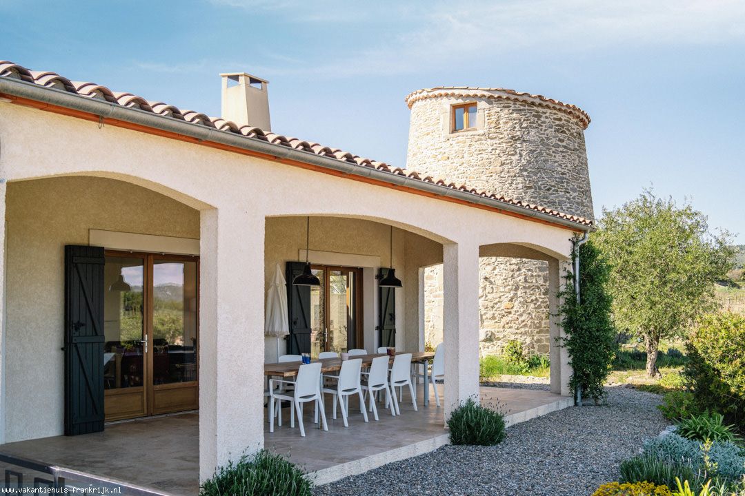 Hoofdfoto Deze moderne, smaakvol en gezellig ingerichte villa ligt aan de rand van een sfeervol dorpje aan een doodlopende weg.