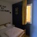 slaapkamer met 2-persoonsbed <br>afmeting matras: 140x200 cm raam voorzien van luik, verduisterend gorduin en inzethor open kledingkast, 2 nachtkastjes