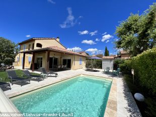 Vakantiehuis met zwembad: Vrijstaande villa  Au fil de l'Eau, (2-6 pers.) met 5x airco, verwarmd privé zwembad, jeu de boulesbaan+laadpaal op luxe villapark a.d. rivier Ardèche