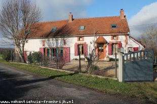 Huis in Frankrijk te koop: Bellenaves –Woonboerderijtje geheel verbouwd,  vrij gelegen met prachtig uitzicht,  terrein van 2490m² 