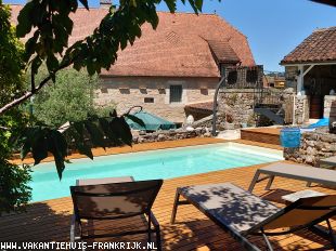 vakantiehuis in Frankrijk te huur: Royaal authentiek huis met verwarmd zwembad, overdekt terras en tot woonunit omgebouwde duiventoren. 
