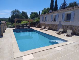 Privé zwembad met zonneterras