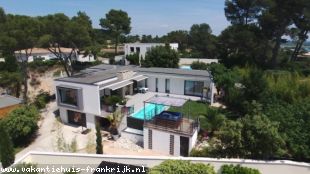 Vakantiehuis: Moderne villa in de stad Nîmes voor 10 personen, verwarmd zwembad + jacuzzi, volledig voorzien van airconditioning, niemand kan je zien te huur in Gard (Frankrijk)