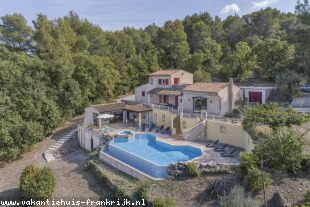 Vakantiehuis: Prachtige Ruime Villa met zwembad, gaming room, ruime tuin en schitterend uitzicht