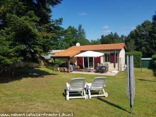 vakantiehuis in Frankrijk te huur: Te huur gezellig vakantiehuisje Frankrijk Dordogne/ Charente op Village le Chat. Genieten van het zwemmeer, zwembad, tennis. Hond welkom. 