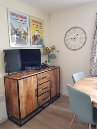 eettafel en smart tv