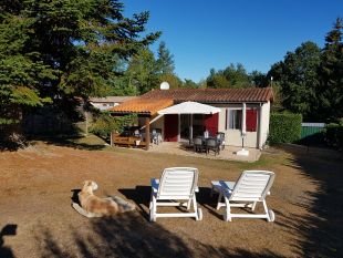 Geniet van een fantastische vakantie in Frankrijk <br>Ons vakantiehuisje op Village le Chat met heerlijke tuin op 3 minuten lopen van het zwemmeer.