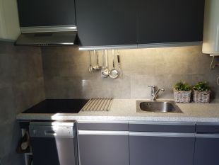 Keuken met vaatwasser en alle keukengerei