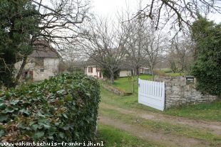 Huis in Frankrijk te koop: Neuilly en Dun – Woonboerderijtje op  3,3  hectare grond met schuren. Vrije ligging ** In prijs verlaagd ** 