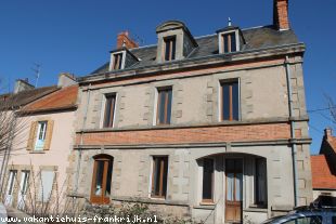 Huis in Frankrijk te koop: Vieure – Statig Dorpshuis op het pleintje  met achtertuin en schuurtje. 