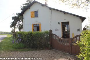 Huis in Frankrijk te koop: Preveranges – Oud spoorhuisje met houten chalet en zwembad op 5980 m2 grond. ** NIEUW ** 