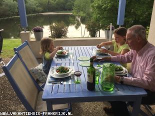 vakantiehuis in Frankrijk te huur: Maison Meermin in Village le Chat, aan zwem/vis meertje op goed gerund park in overweldigende natuur 