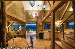 Vakantiehuis: Ecologisch gebouwd vakantiehuis aan de voet van de Pyreneeën te huur in Ariege (Frankrijk)