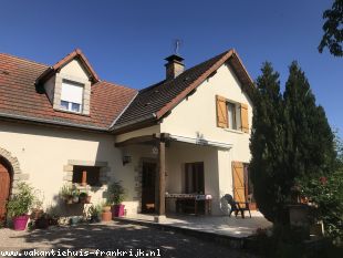 vakantiehuis in Frankrijk te huur: Mooi, ruim en licht vakantiehuis naast kasteel in rustige omgeving met mooie grote bossen. Zeer geschikt voor wandelen, mountain biken, trail running. 