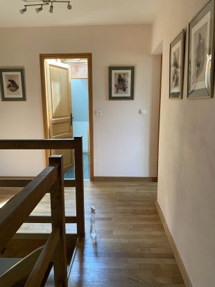 Overloop deur naar badkamer eerste verdieping