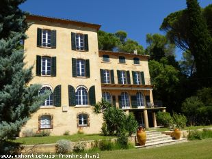 vakantiehuis in Frankrijk te huur: Mooie ,oude provencaalse bastide   ,venitiaanse stijl  18 °eeuws gebouwd op de funderingen van een Romeinse villa omringd door een verzorgde tuin . 