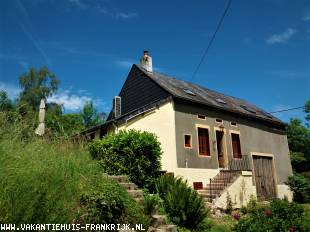 Vakantiehuis Bourgogne: Le Profond ; een sfeervolle 4 (6) persoonsvakantiehuis in een prachtige bosrijke en heuvelachtige omgeving.